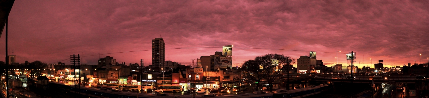 "desde mi balcon miro el cielo magenta" de Ricardo Macrino