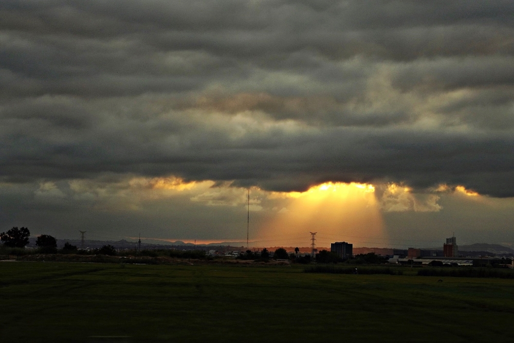 "atardecer con el ultimo rayo de sol (Valencia)" de Pascual Navarro