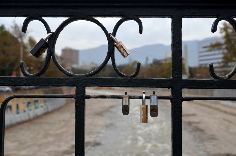 "Candados de amor sobre el ro Mapocho" de Jorge Berterretch