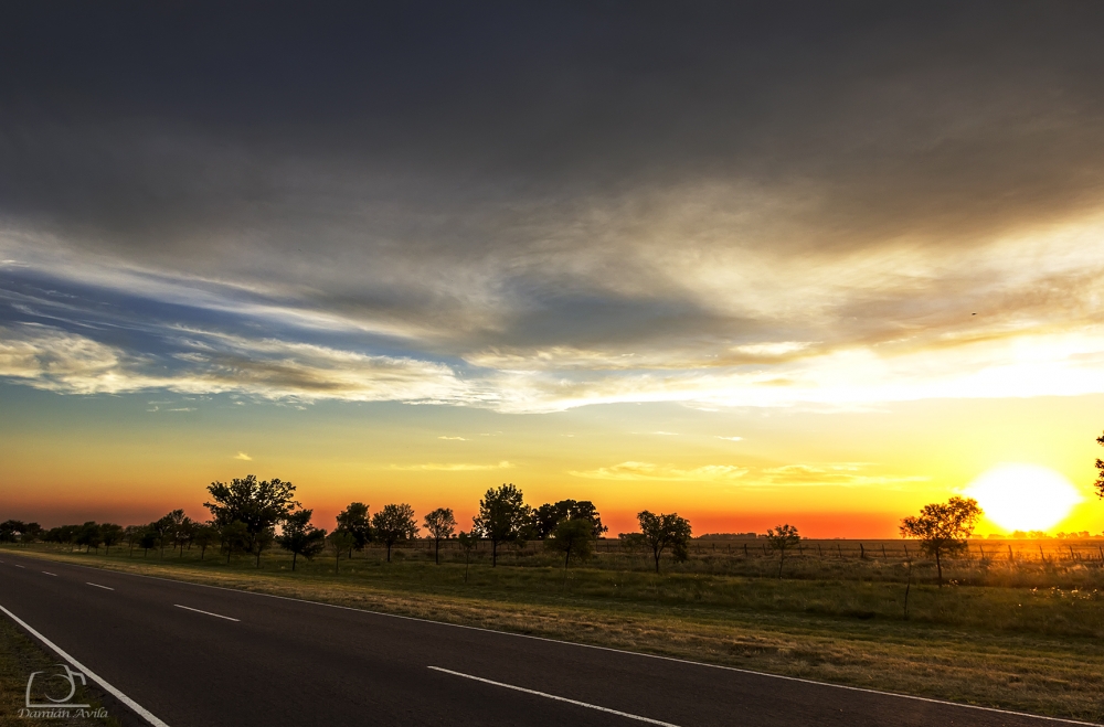 "Viajando al atardecer." de Damin Avila