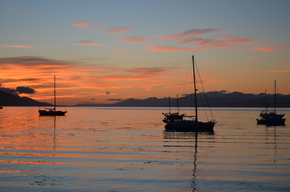 "Amanecer en la Bahia, Ushuaia, Tierra del Fuego" de Jose Torino