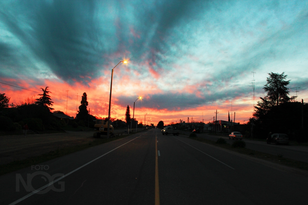 "Atardecer en ruta 1, por Colonia Valdense" de Nicols Olivera Gonnet