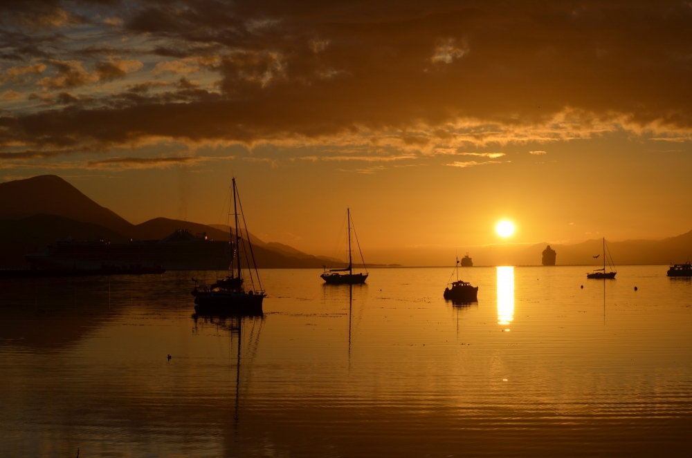 "Ocres de la Bahia en Ushuaia, Tierra del Fuego" de Jose Torino