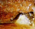 Cueva con minerales