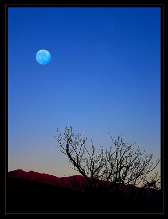 "Flotando sobre el valle ...." de Arturo H. Pea