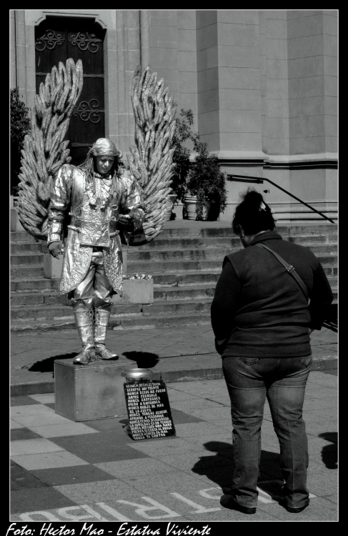 "Estatua Viviente" de Hector Mao