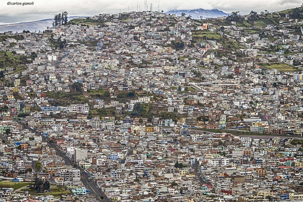"Puzzle (Quito visto desde el Panecillo)." de Carlos Gianoli