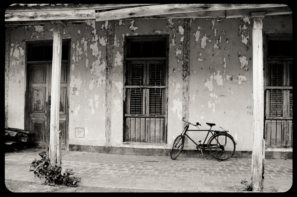 "Casa vieja con bicicleta" de Richard Molina Cintra