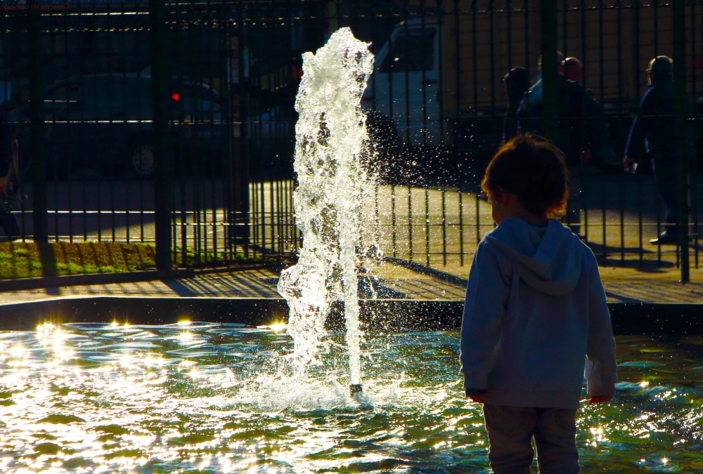 "espiritus del agua juegan con el nio..." de Ricardo Macrino