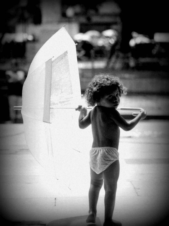 "Nia con paraguas" de Leonardo Caponi