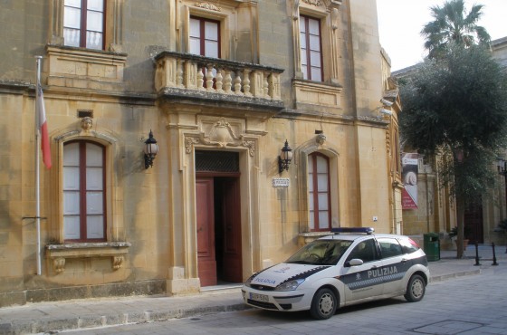 "estacion de policia en Malta" de Tzvi Katz
