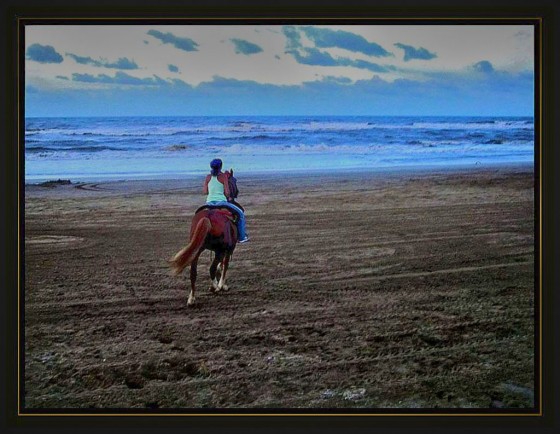 "Atardecer en la playa" de Arturo H. Pea