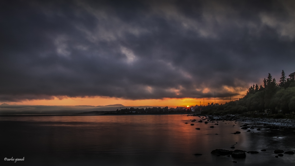 "Amanecer en San Carlos de Bariloche." de Carlos Gianoli