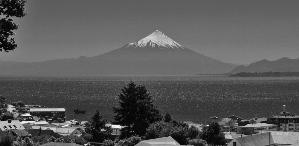 "Lago y Volcan... Puerto Varas" de Ruben Alex Villarroel