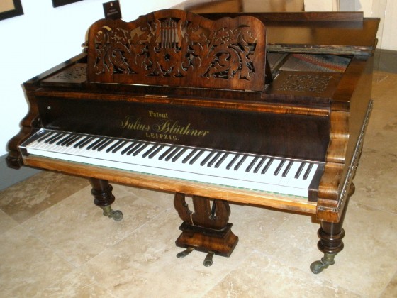 "antiguo piano de Julius Bluthner,en Malta" de Tzvi Katz