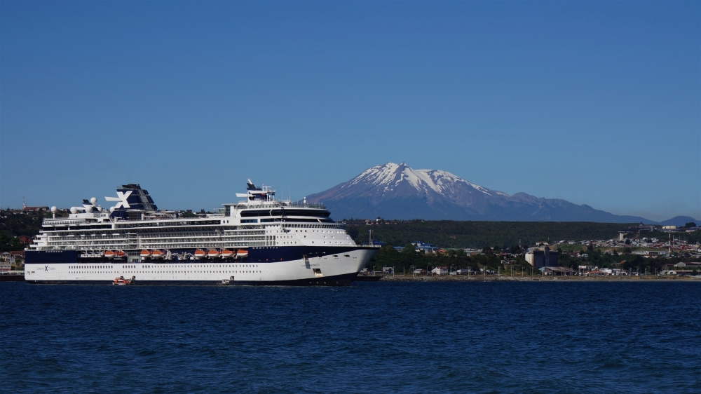 "barco y volcan..." de Ruben Alex Villarroel