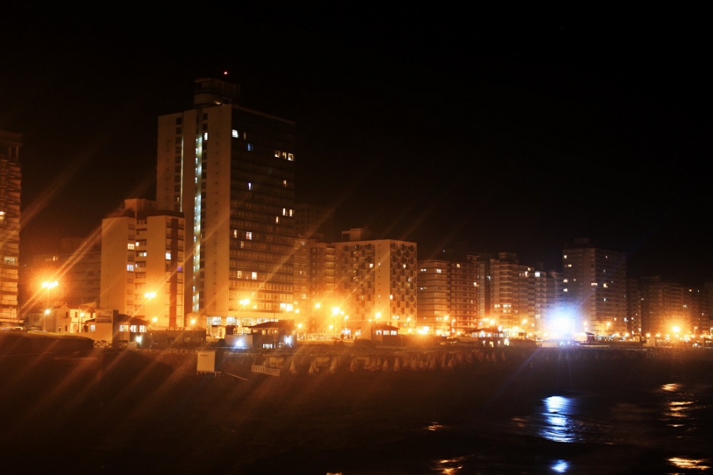 "Miramar de noche." de Roberto Velazquez