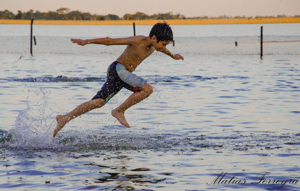 "Corriendo sobre el agua.-" de Alejandro Ferreyra