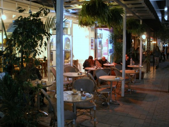 "cafe en Sheinkin St-Tel Aviv - 11" de Tzvi Katz