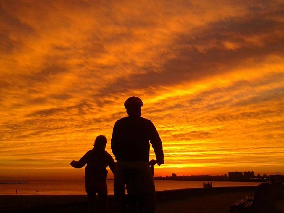 "Padre e hija paseando en la tardecita" de Rodrigo Ferrcace