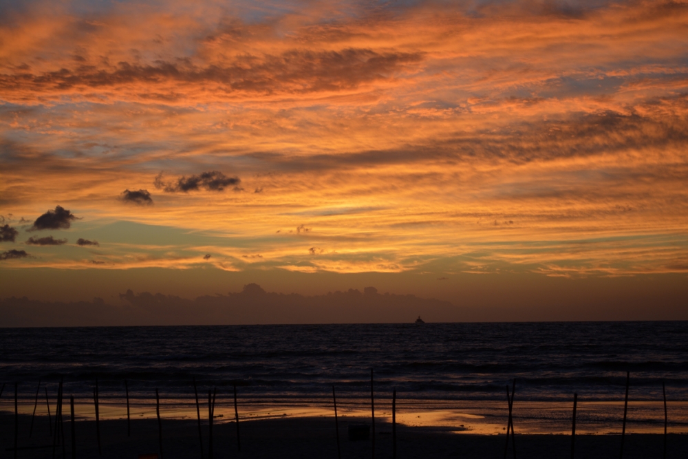 "atardeceder en la playa" de Andrea Cormick