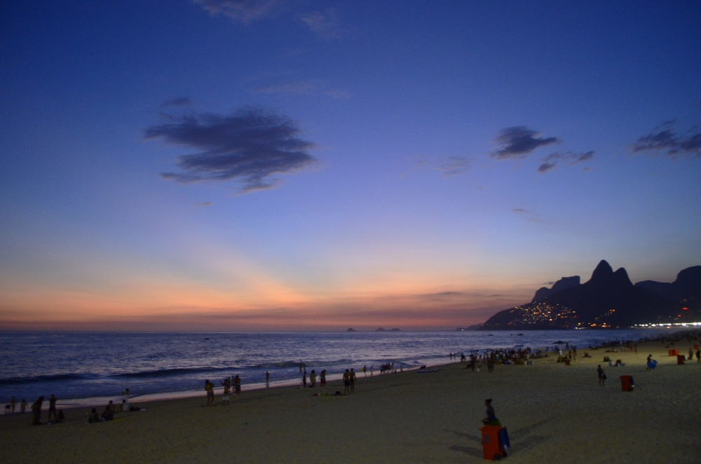 "Cae la noche en Ipanema" de Monica Rollan