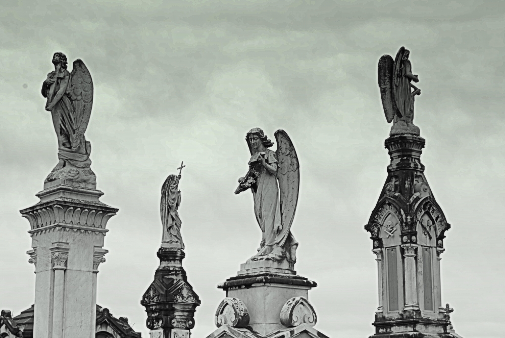 "Esculturas del cementerio" de Claudia Avalos