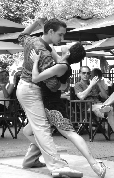 "Tango en Plaza Dorrego" de Carlos Zelaya