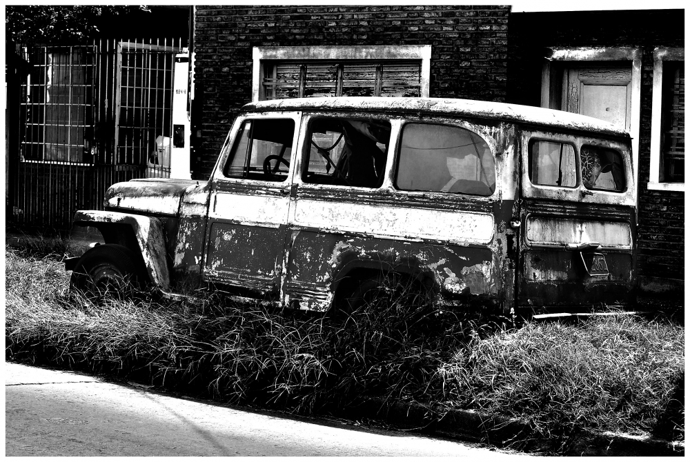 "coche viejo" de Hilda Adorno