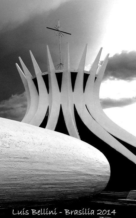 "Las Formas de La Catedral de Oscar Niemeyer" de Luis Alberto Bellini