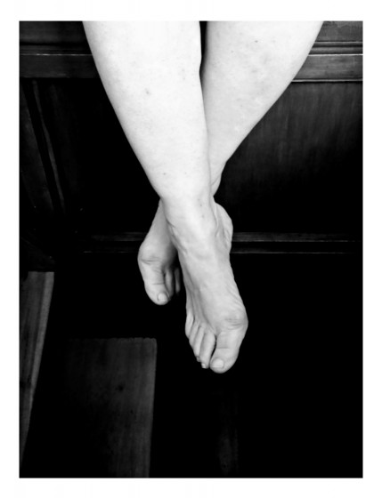 "Estudio para piernas de una mujer mayor.Cruzadas" de Ana Maria Walter