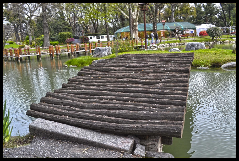 "Puente en el parque japones." de Rodolfo Cabral