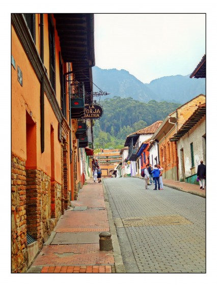 "Estos cerros son telon y pulmon de La Candelaria." de Ana Maria Walter