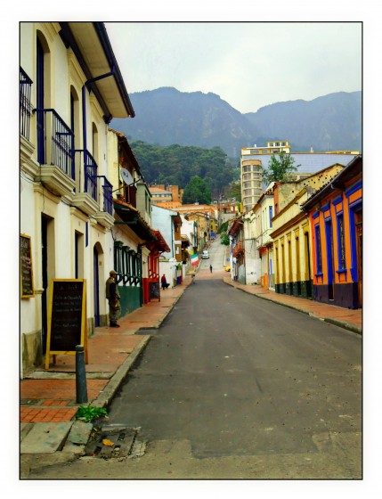 "Arriba,al fondo, donde termina el barrio..." de Ana Maria Walter