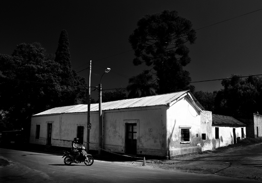 "La luz del pueblo" de Hugo Carballo (oxido)