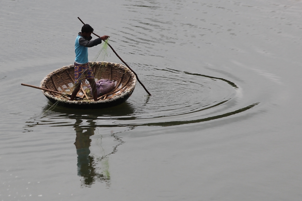 "Pescador en bote-canasta" de Francisco Luis Azpiroz Costa