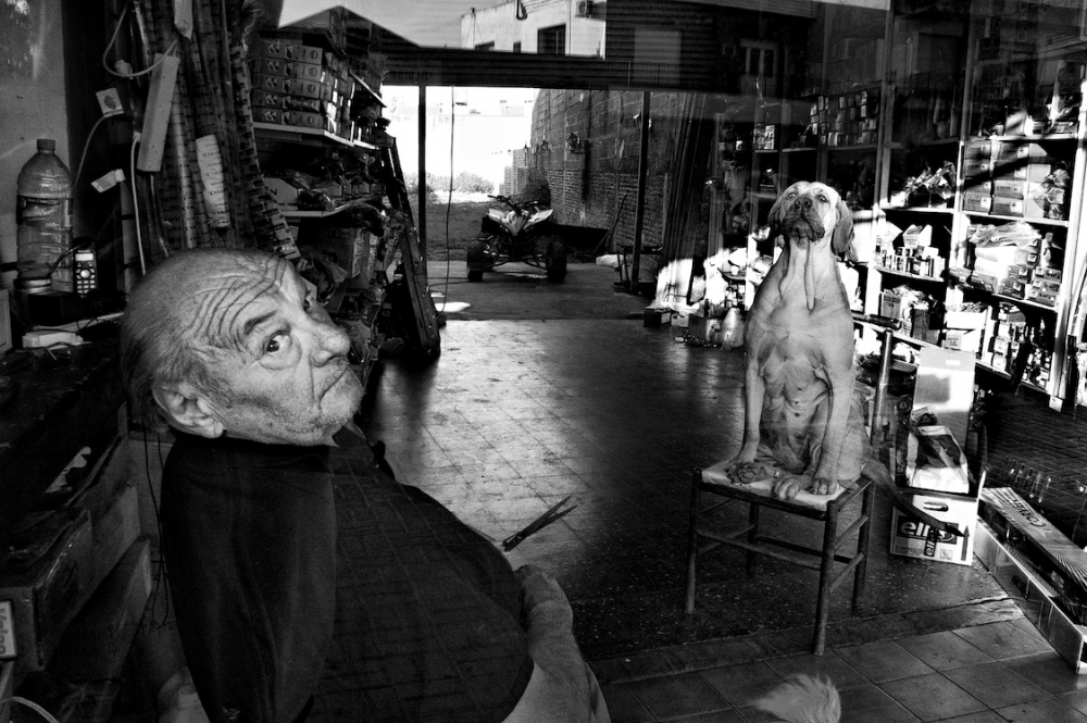 "Man y his dog behind the glass." de Gustavo Osmar Santos