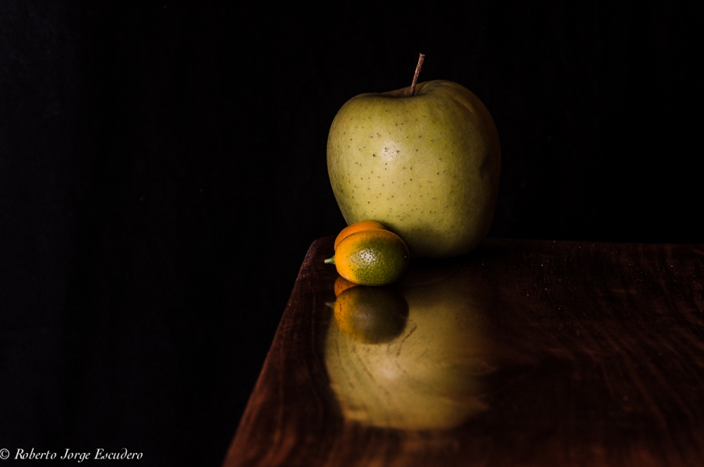 "Quinotos y manzana (II)" de Roberto Jorge Escudero