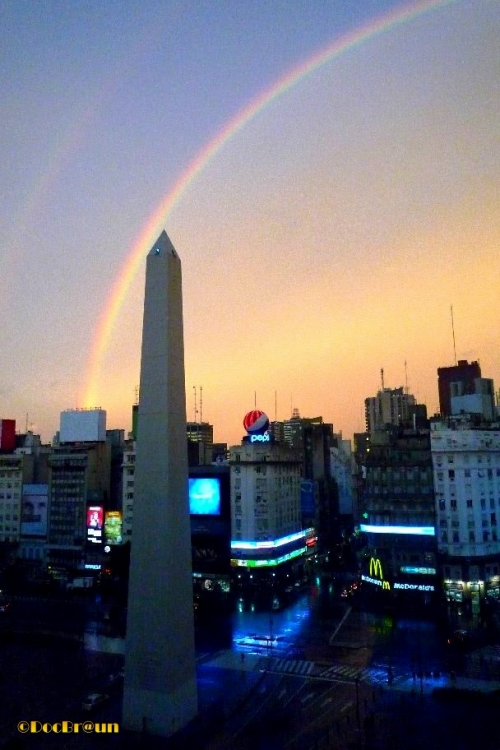 "El obelisco y el arco iris" de Juan Jos Braun