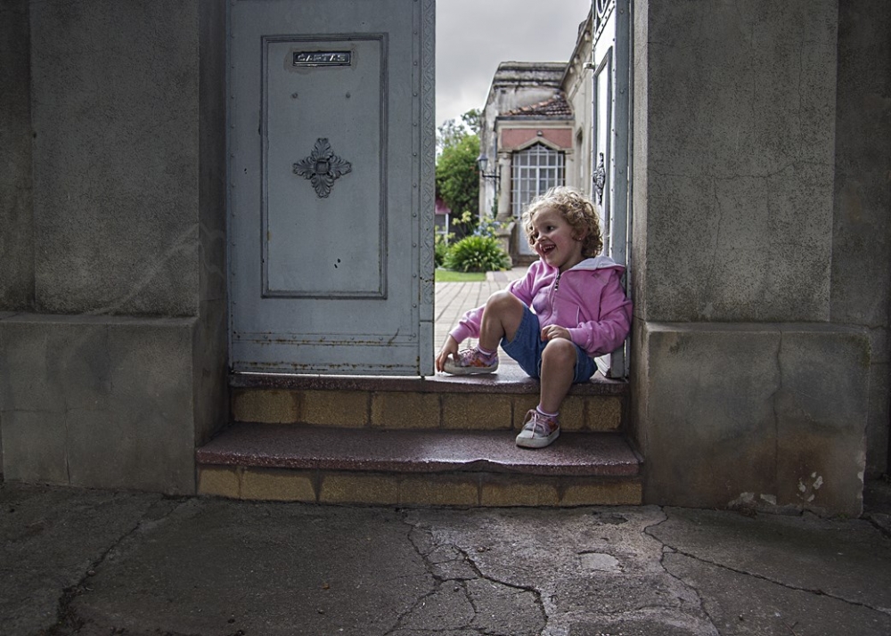 "Sentadita en el umbral...veo la gente pasar" de Edith E. Lpez