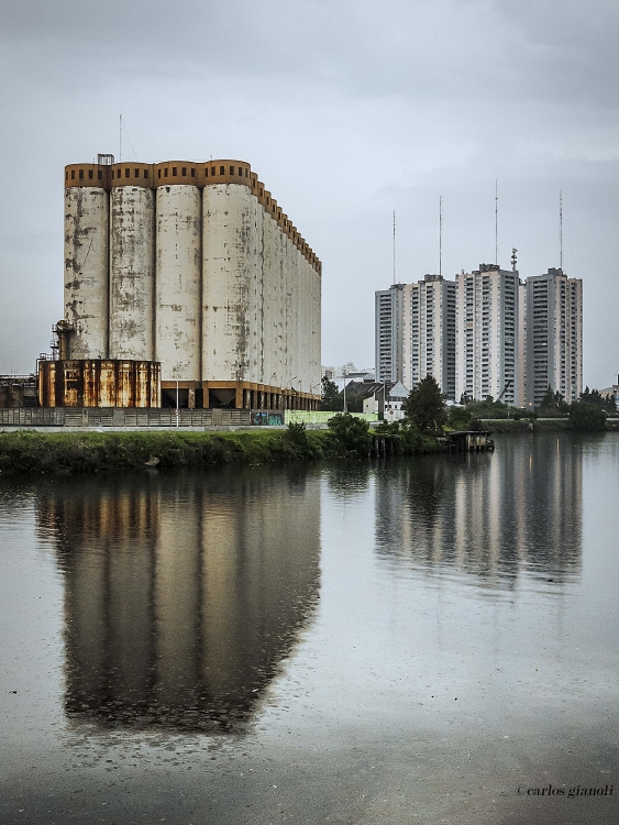 "Riachuelo, reflejos de una maana lluviosa." de Carlos Gianoli