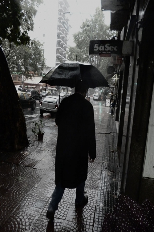 "el seor de paraguas negro" de Vernica Dana