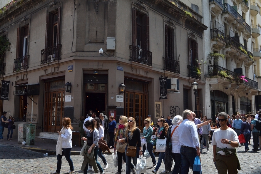 "`Esquina de San Telmo en domingo`" de Miguel Demarco