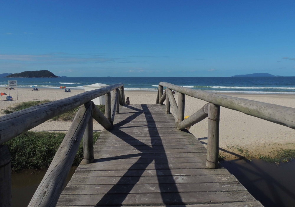 "El puente de la playa`" de Ricardo Lagrange