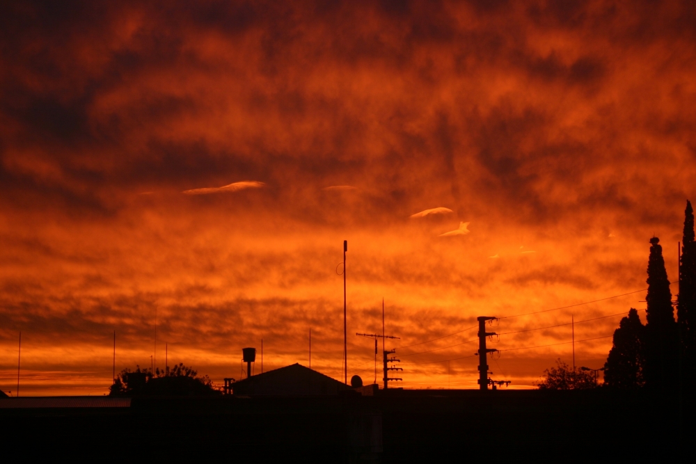 "Atardecer En Merlo, Buenos Aires." de Evelyn Ileana Becaz