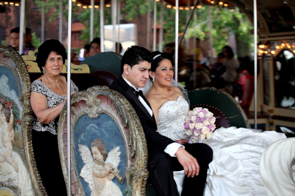 "Festejando la boda en la calesita." de Francisco Luis Azpiroz Costa