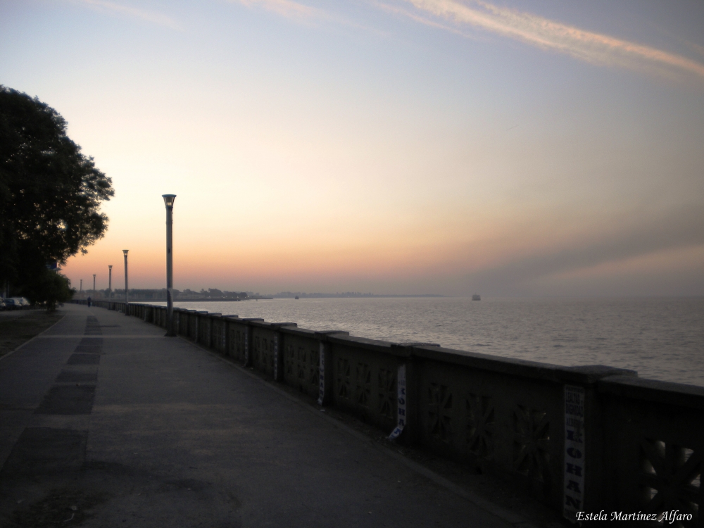 "`Atardecer en la Costanera`" de Maria Estela Martinez Alfaro