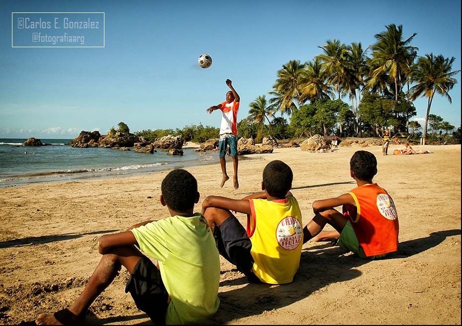 "Futbol playa" de Carlos Gonzalez