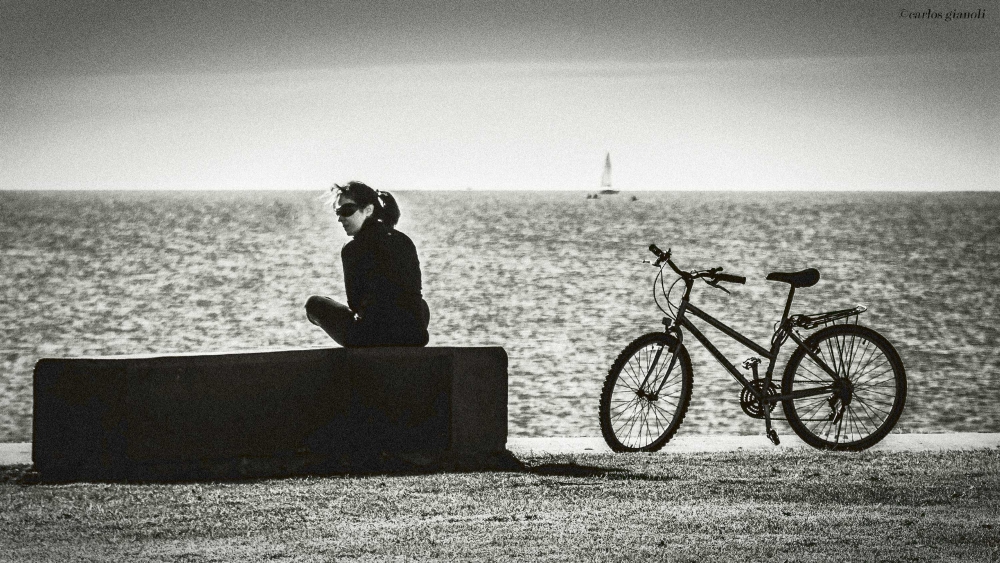 "Ella, la bici y el ro." de Carlos Gianoli