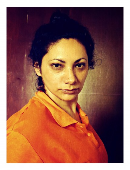 "Una mujer con camiseta anaranjada" de Ana Maria Walter